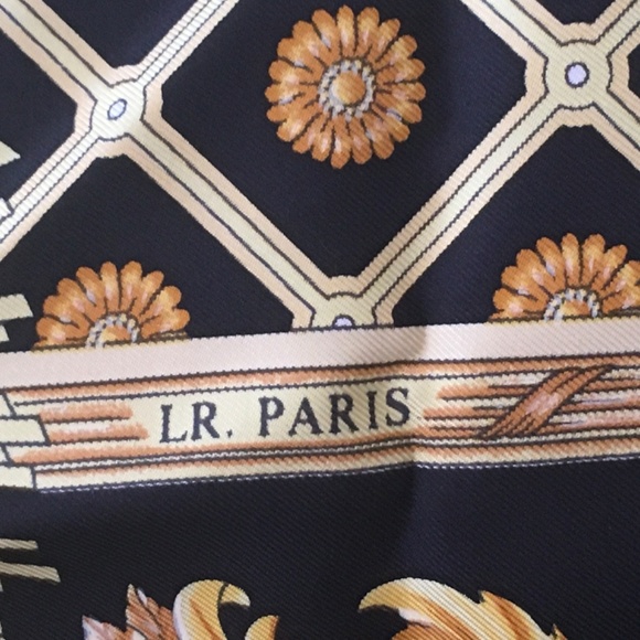An LR Paris vintage scarf - Picture 3 of 5